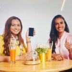 Alisha Prajapati Instagram - Some moments are gold 🥇 Rightly heard, and yes felt the same while sharing screen with the pride of our nation none other than 'PV Sindhu'. ✨🤍 #recentcampaign #bankofbaroda #pvsindhu #alishaprajapati J W Marriott Mumbai