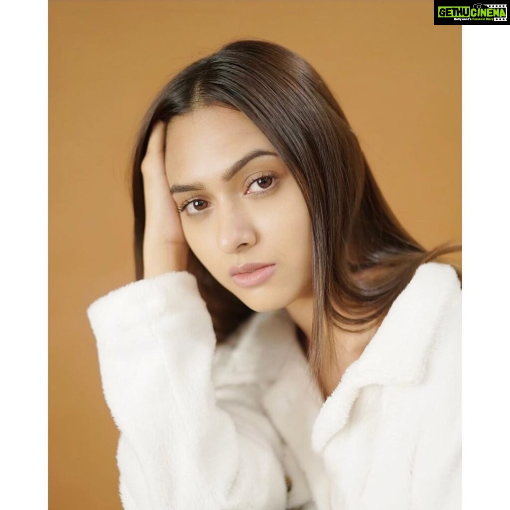 Alisha Prajapati Instagram - Brown eyes! 🤍