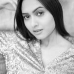 Alisha Prajapati Instagram - We all tell ourselves stories. They explain our emotions. They give meaning to our lives. They tell us how to react to certain situations and give us patterns to fall back on when we’re not sure what to do. The question is: are you telling yourself the full story? Does your stories serve you? Are you able to be honest with yourself, or are you using your stories to cover up your true feelings? You can have a relationship, a job and friends when you’re not being honest with yourself. Sure. But can you ever truly find fulfillment? To make your life a masterpiece, you need to learn how to be honest with yourself - so that you can go after what you really want. It’s possible to live a whole life without realising that you aren’t in touch with yourself. That’s because most people aren’t in touch with their emotions. If you want to live life to the fullest, don’t be one of those people. Once you master your emotions, find your purpose and begin to live your vision, you’ll discover a conviction and fearlessness you never could have imagined. This weekend as you go about your life, ask yourself in the little moments whether you’re being honest? Do you want to see that person? Do you want to take that job? Do you want to spend this moment right now, in this way? 🤍 #thoughtoftheday #livepeacefully #livehappily