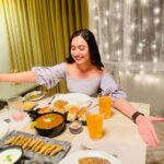 Alisha Prajapati Instagram - What could be more important than a little something to eat? 🤭 #tvc #sets Special mention for PC here to @jiyabhatt_ 🤍 Styled by @khushbu_pancha