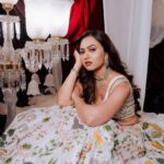 Alisha Prajapati Instagram - इन आँखों की मस्ती के.. For @purvacouture MUAH by @ar_makeupofficial 🤍 Shot by @jayminprajapatii