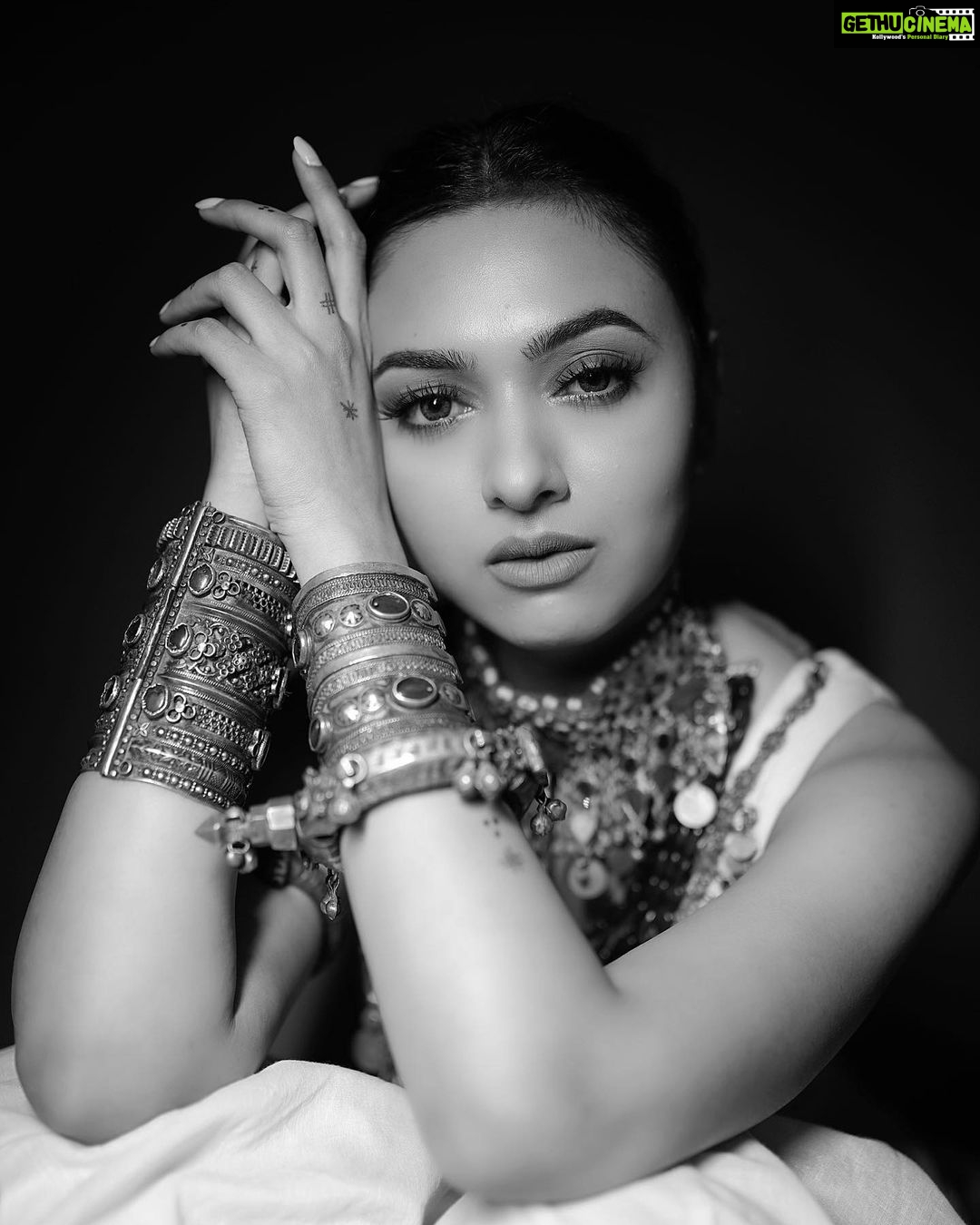 Alisha Prajapati Instagram - आपकी आँखों में.. 🤍 MUAH @ar_makeupofficial 🤍 Styled by @idivyeshtalaviya @styledbydivyesh Wearing @dvfashionstudio Accessories by @culture_signature_jalpathakkar Shot by @jayminprajapatii