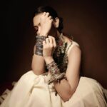 Alisha Prajapati Instagram - आपसे भी खूबसूरत आपके अंदाज़ हैं.. 🤍 MUAH @ar_makeupofficial 🤍 Styled by @idivyeshtalaviya @styledbydivyesh Wearing @dvfashionstudio Accessories by @culture_signature_jalpathakkar Shot by @jayminprajapatii