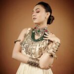 Alisha Prajapati Instagram - ये मंज़िले है कौनसी.. 🤍 MUAH @ar_makeupofficial 🤍 Styled by @idivyeshtalaviya @styledbydivyesh Wearing @dvfashionstudio Accessories by @culture_signature_jalpathakkar Shot by @jayminprajapatii
