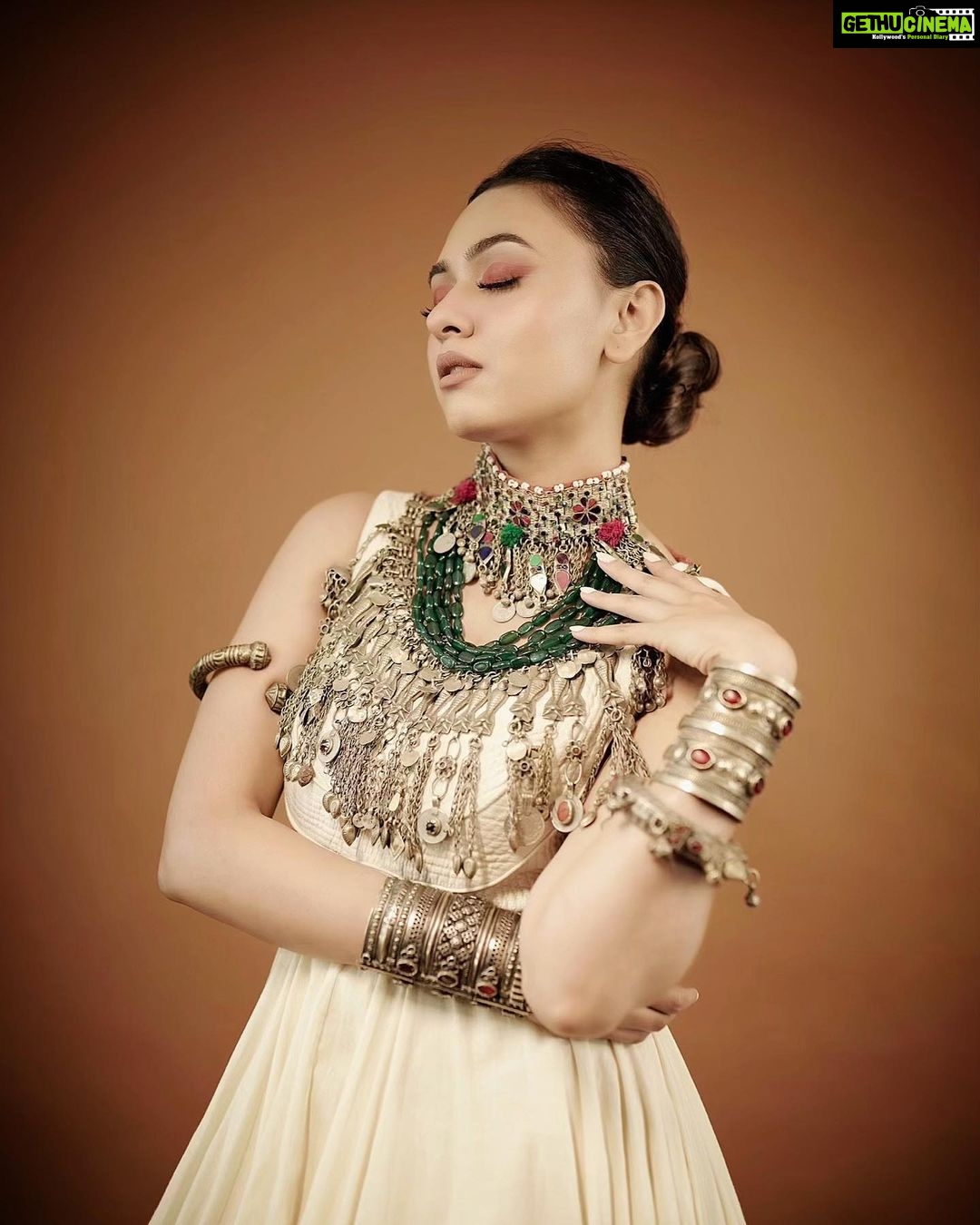 Alisha Prajapati Instagram - ये मंज़िले है कौनसी.. 🤍 MUAH @ar_makeupofficial 🤍 Styled by @idivyeshtalaviya @styledbydivyesh Wearing @dvfashionstudio Accessories by @culture_signature_jalpathakkar Shot by @jayminprajapatii