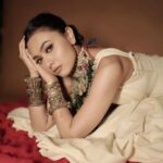Alisha Prajapati Instagram - अजीब दास्ताँ है ये.. 🤍 MUAH @ar_makeupofficial 🤍 Styled by @idivyeshtalaviya @styledbydivyesh Wearing @dvfashionstudio Accessories by @culture_signature_jalpathakkar Shot by @jayminprajapatii