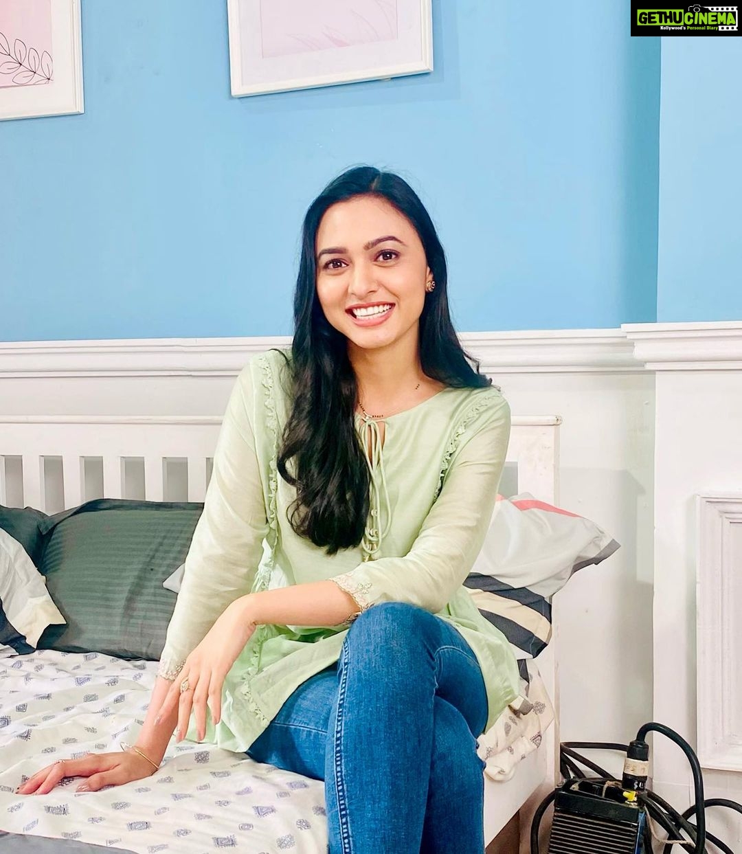 Alisha Prajapati Instagram - As a kid i use to wonder how come these tv characters always have good looking young parents, and obviously now i know the irony being a part of this clan πβ¨ #cutesets #tvc #alishaprajapati #rakshabandhanspecial Mumbai, Maharashtra