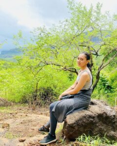 Alisha Prajapati Instagram - 1.When you start the hike
  Vs
2.When you’re halfway there 

(aur pohchne ke baad ka to pucho hi mat 🥴)

#struggleisreal #butalsothrilling #trek