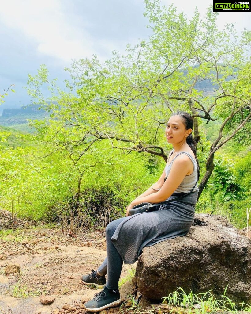 Alisha Prajapati Instagram - 1.When you start the hike Vs 2.When you’re halfway there (aur pohchne ke baad ka to pucho hi mat 🥴) #struggleisreal #butalsothrilling #trek Devkund Waterfall, Bhira