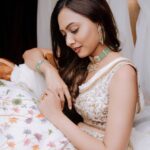 Alisha Prajapati Instagram - आप की आँखों में कुछ महके हुए से राज़ है.. For @purvacouture MUAH by @ar_makeupofficial 🤍 Shot by @jayminprajapatii