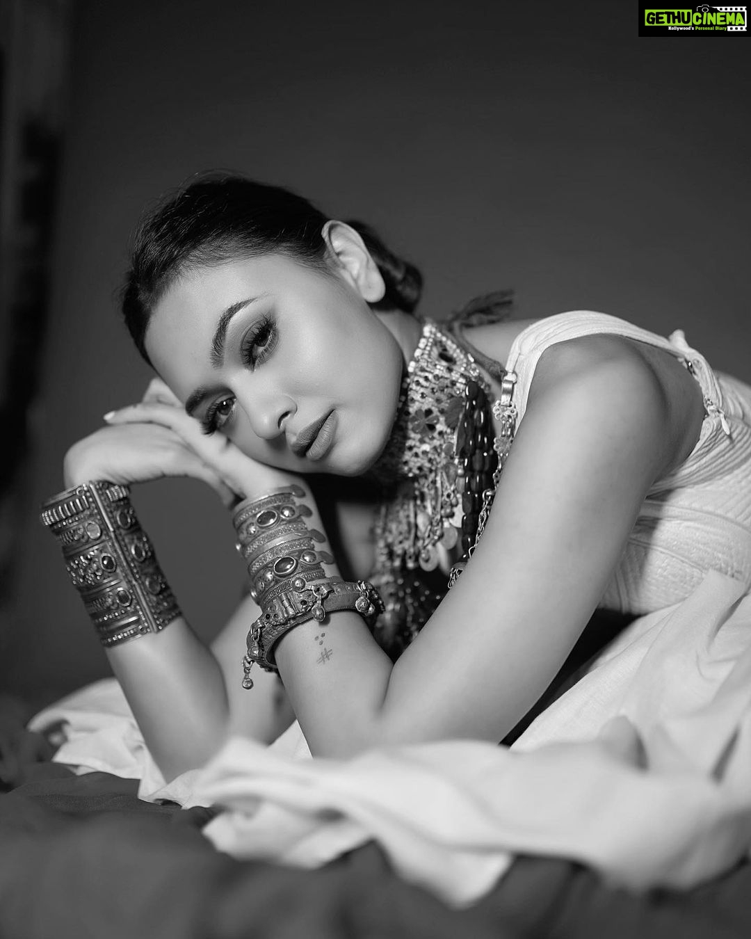 Alisha Prajapati Instagram - आपकी आँखों में.. 🤍 MUAH @ar_makeupofficial 🤍 Styled by @idivyeshtalaviya @styledbydivyesh Wearing @dvfashionstudio Accessories by @culture_signature_jalpathakkar Shot by @jayminprajapatii
