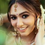 Alisha Prajapati Instagram – ऐसे नैनों की बातों में कोई क्यूँ न आये! 🤍✨

MUAH by @aanalsavaliya and @team_aanalsavaliyaorange 
Shot by @vishaljoshi0501
Edited by @deepjoshiii_

#reelsofIndia #reelsvideo #reelitfeelit #reelkarofeelkaro #reels #viralreels #reelinstagram #viral #trendingreels #explore #alishaprajapati #southindianactress #southindian #traditional #indian