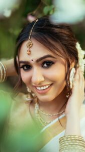 Alisha Prajapati Instagram - ऐसे नैनों की बातों में कोई क्यूँ न आये! 🤍✨

MUAH by @aanalsavaliya and @team_aanalsavaliyaorange 
Shot by @vishaljoshi0501
Edited by @deepjoshiii_

#reelsofIndia #reelsvideo #reelitfeelit #reelkarofeelkaro #reels #viralreels #reelinstagram #viral #trendingreels #explore #alishaprajapati #southindianactress #southindian #traditional #indian