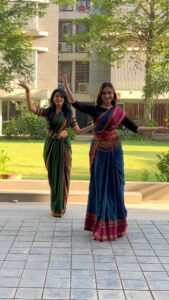 Alisha Prajapati Instagram - रस बुँदिया नयन पिया रास रचे
दिल धड़-धड़ धड़के शोर मचे
यूं देख सेक सा लग जाये
मैं जल जाऊँ, बस प्यार बचे 💕

One more sweet and short video with @alishaprajapati 
#manvalage #shreyaghoshal #dancechoreography #indiandance #semiclassical #semiclassicaldance #indiandancefederation #indiandancefaculty #indiandancefactory #dancersofindia #reel #instareel #reelitfeelit #feelitreelit
