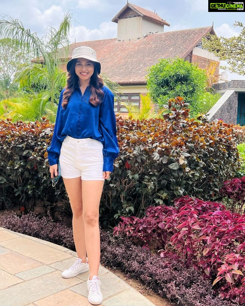 Alisha Prajapati Instagram - The second picture depicts how my mom used to make me stand in front of any picturesque background, and as a well-behaved girl, I would strike a pose 😌 Rustic Villa