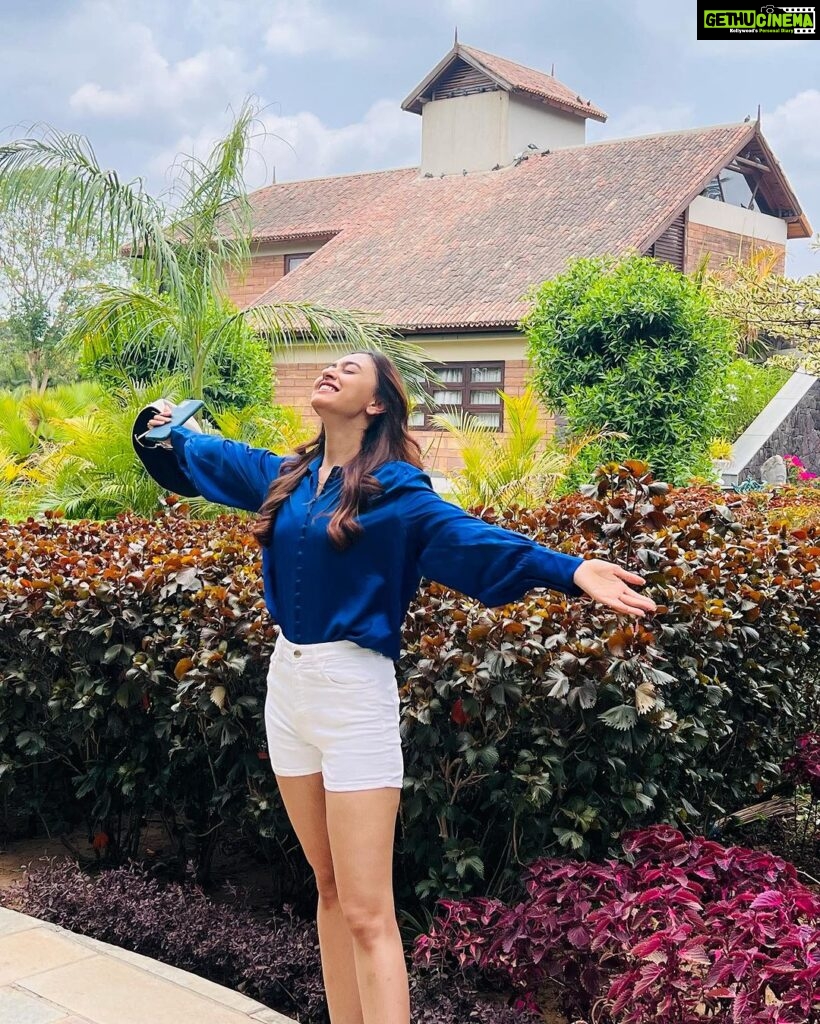 Alisha Prajapati Instagram - The second picture depicts how my mom used to make me stand in front of any picturesque background, and as a well-behaved girl, I would strike a pose 😌 Rustic Villa