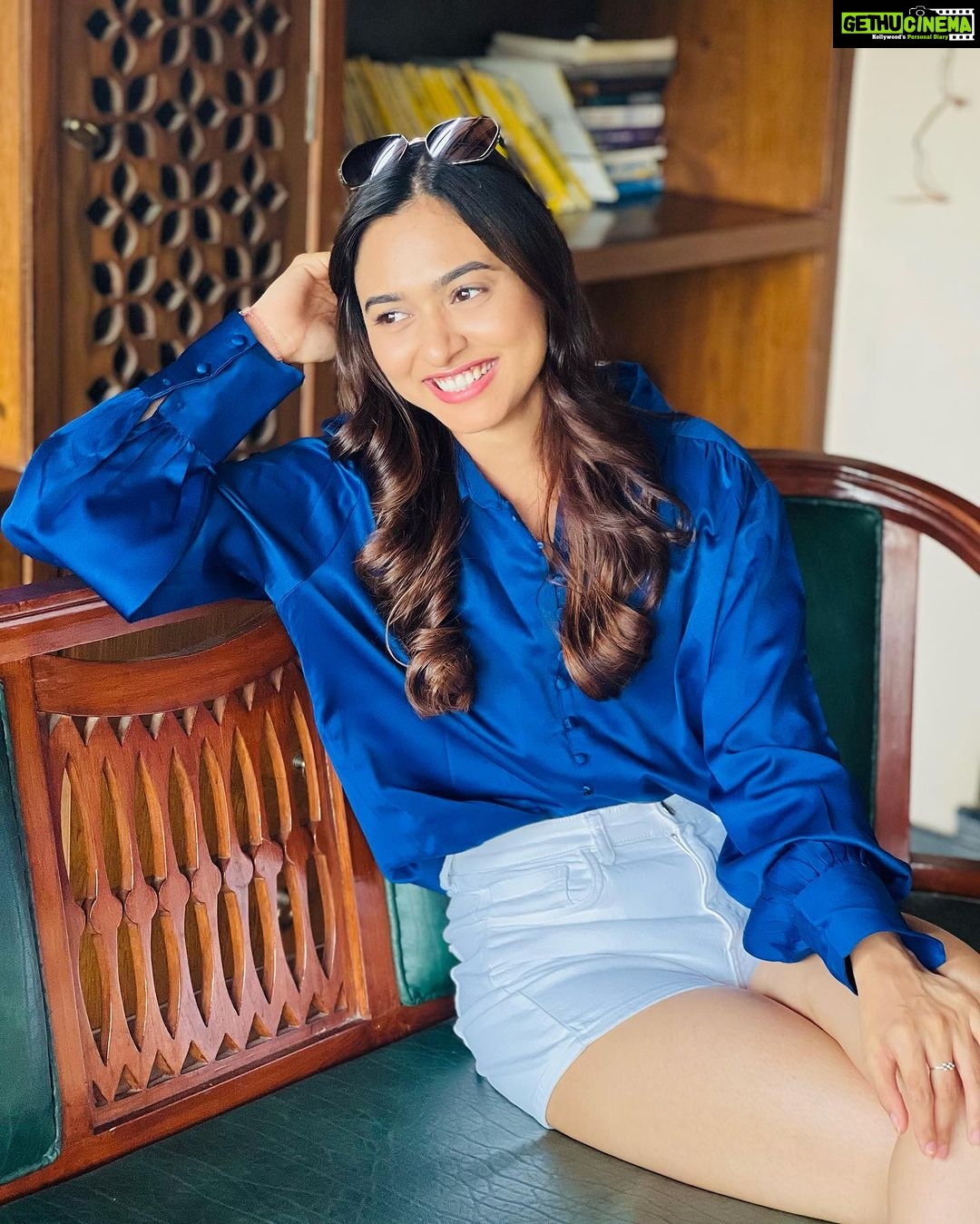 Alisha Prajapati Instagram - The second picture depicts how my mom used to make me stand in front of any picturesque background, and as a well-behaved girl, I would strike a pose 😌 Rustic Villa