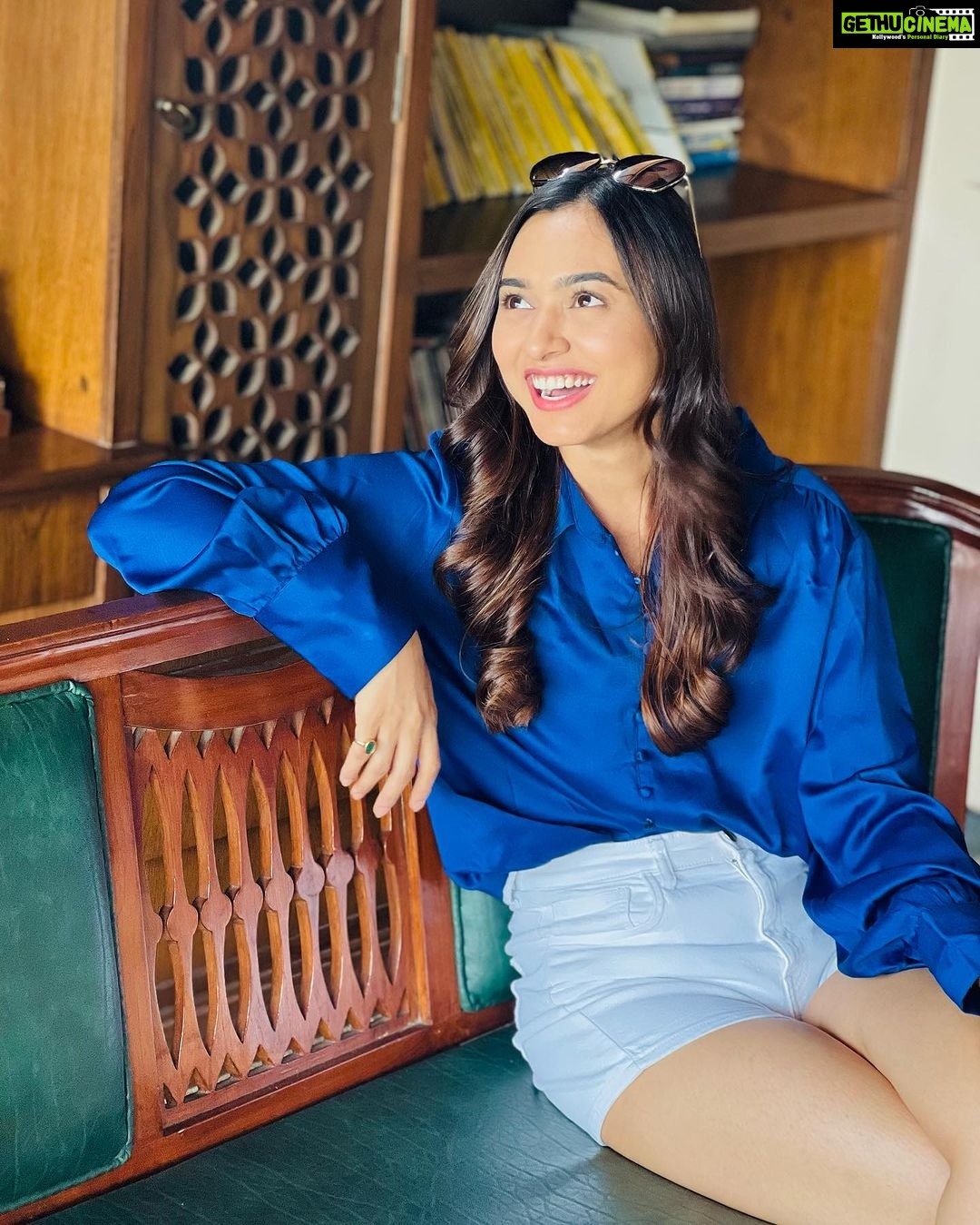 Alisha Prajapati Instagram - The second picture depicts how my mom used to make me stand in front of any picturesque background, and as a well-behaved girl, I would strike a pose 😌 Rustic Villa