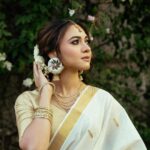 Alisha Prajapati Instagram – माना कि सादगी का दौर नहीं, मगर सादगी से अच्छा कुछ और नहीं! 🤍✨

MUAH by @aanalsavaliya and @team_aanalsavaliyaorange 
Shot by @vishaljoshi0501
Edited by @deepjoshiii_