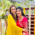 Alisha Prajapati Instagram - All things yellow, pink and happy. 🫶🏻 My Haldi bride @meghakarnani 💛