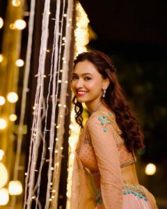 Alisha Prajapati Instagram - When your best friend is the bride, it has to be special ♥️ 
13.12.2022 | Megha & Romil’s Sangeet Night ✨

🧷 Look Deets 
Lehenga @jiviva_ 
Jewellery @mansi.jewels 
MUAH @ar_makeupofficial
Nails by @daisynailstudio 
Shot by @karanghodapictures