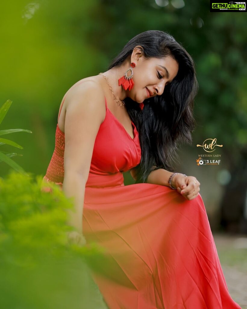 Alphy Panjikaran Instagram - ❤️❤️ @3leaf_photography 📸 @western_lady_ 👗 #picoftheday #instagram #red #color #love #instadaily