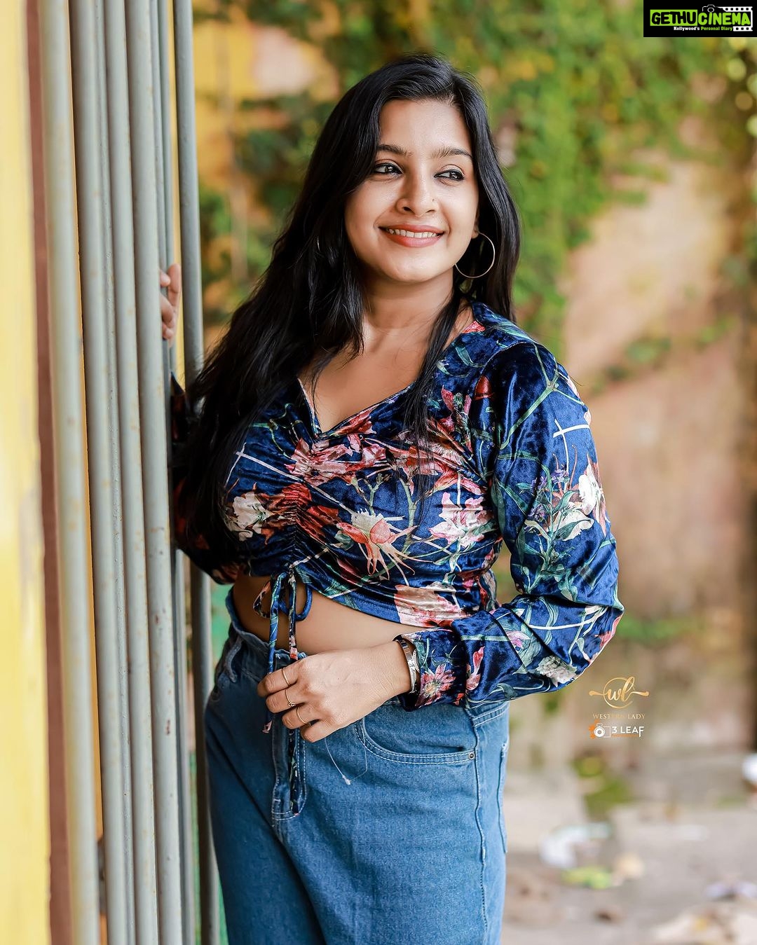Alphy Panjikaran Instagram - ππ @3leaf_photography πΈ @western_lady_ π #picoftheday #bluelady #weekend #special #instagram #instadaily #happy #peace #love #loveyourself #goodvibes #behappy #explore #kochi #kochidiaries #saturday #vibes #reelsinstagram