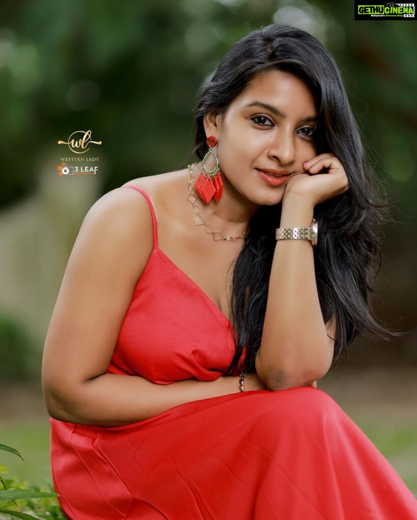 Alphy Panjikaran Instagram - ❤❤ @3leaf_photography 📸 @western_lady_ 👗 #picoftheday #instagram #red #color #love #instadaily