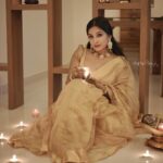 Alphy Panjikaran Instagram - Happy Diwali 🪔🪔 Festival of Lights❤️❤️ @_arya_jithins_makeover 💄 @alameen_fashion_jewels 💍 @arif_ak_photography 📸 Blouse @_rare_line_ Saree @dhwani_designs #diwali #diya #happiness #festival #lights #instagram #instagood #instadaily Angamaly