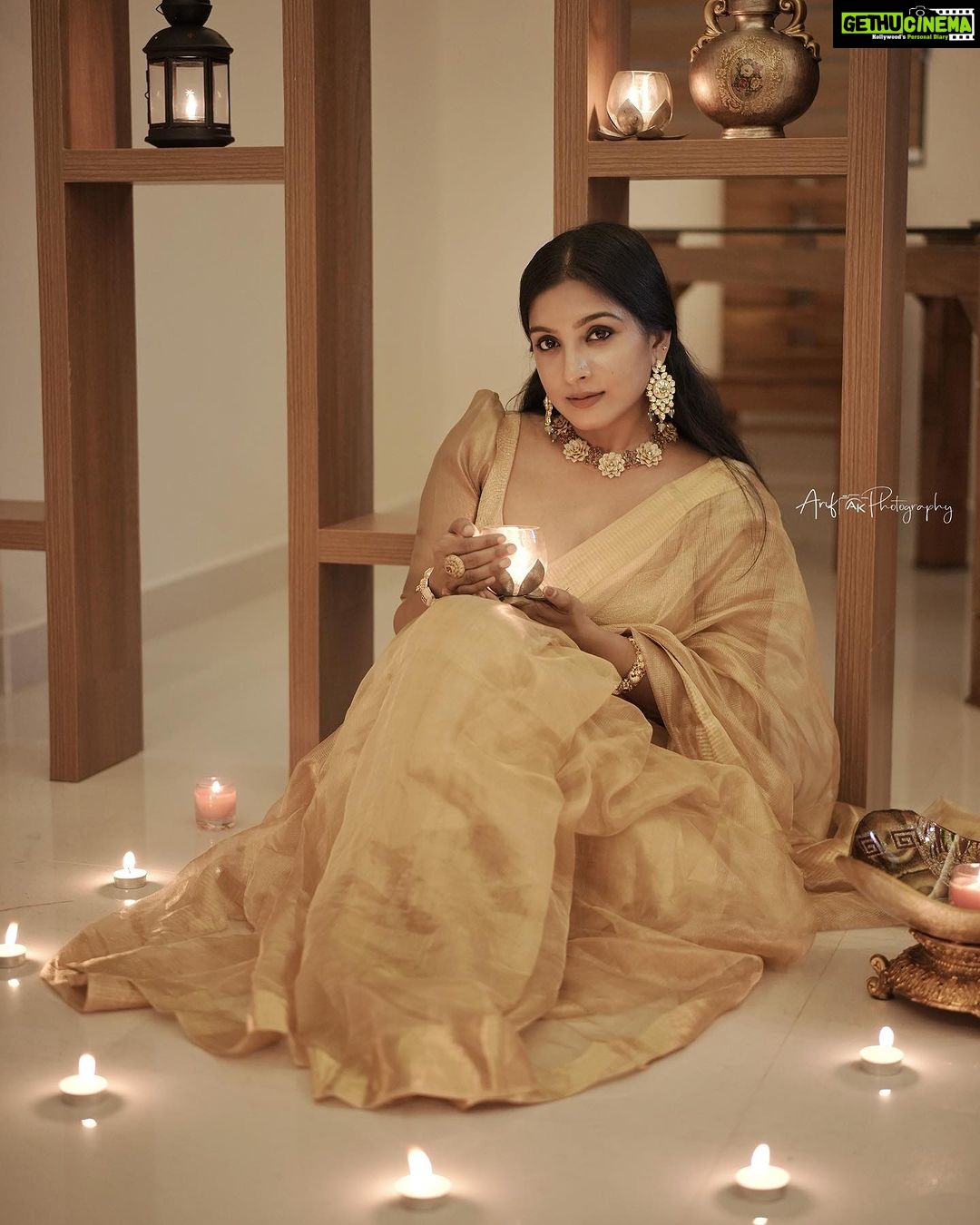 Alphy Panjikaran Instagram - Happy Diwali 🪔🪔 Festival of Lights❤️❤️ @_arya_jithins_makeover 💄 @alameen_fashion_jewels 💍 @arif_ak_photography 📸 Blouse @_rare_line_ Saree @dhwani_designs #diwali #diya #happiness #festival #lights #instagram #instagood #instadaily Angamaly
