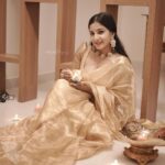 Alphy Panjikaran Instagram - Happy Diwali 🪔🪔 Festival of Lights❤️❤️ @_arya_jithins_makeover 💄 @alameen_fashion_jewels 💍 @arif_ak_photography 📸 Blouse @_rare_line_ Saree @dhwani_designs #diwali #diya #happiness #festival #lights #instagram #instagood #instadaily Angamaly