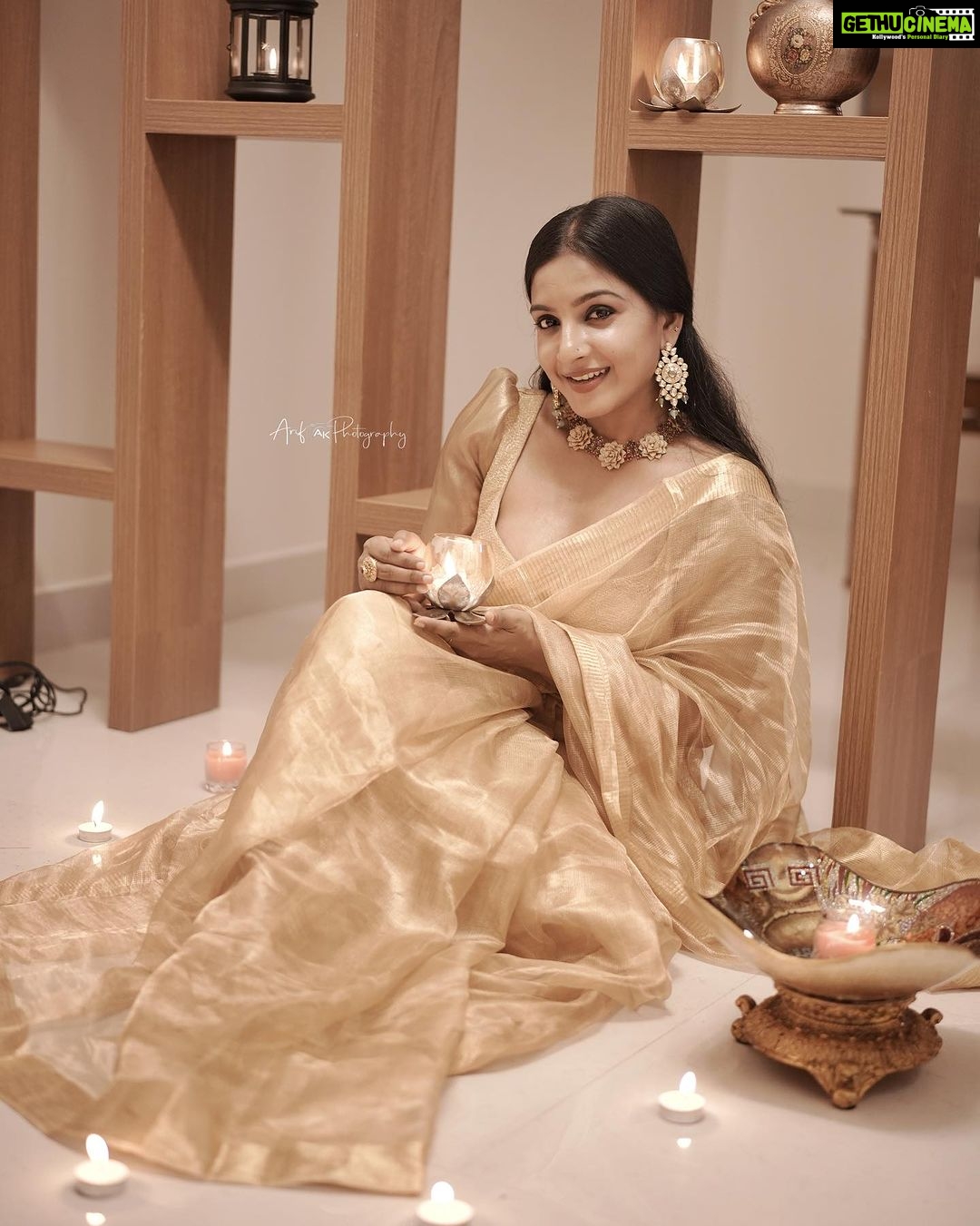 Alphy Panjikaran Instagram - Happy Diwali 🪔🪔 Festival of Lights❤️❤️ @_arya_jithins_makeover 💄 @alameen_fashion_jewels 💍 @arif_ak_photography 📸 Blouse @_rare_line_ Saree @dhwani_designs #diwali #diya #happiness #festival #lights #instagram #instagood #instadaily Angamaly