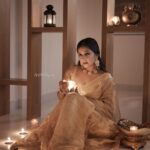 Alphy Panjikaran Instagram - Happy Diwali 🪔🪔 Festival of Lights❤️❤️ @_arya_jithins_makeover 💄 @alameen_fashion_jewels 💍 @arif_ak_photography 📸 Blouse @_rare_line_ Saree @dhwani_designs #diwali #diya #happiness #festival #lights #instagram #instagood #instadaily Angamaly