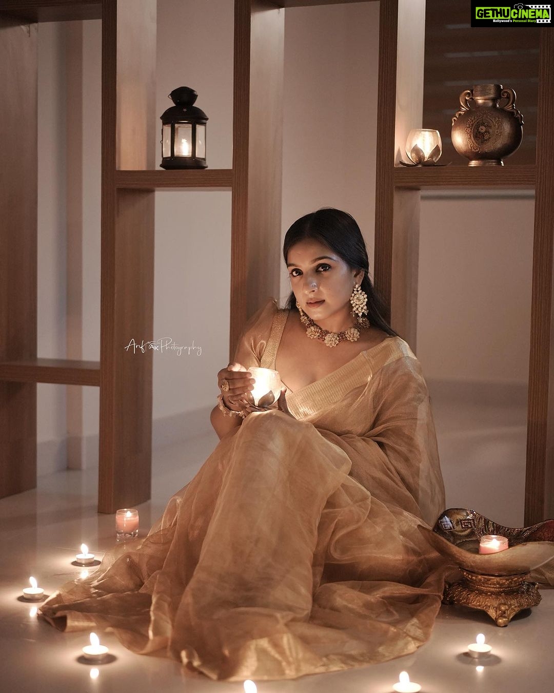 Alphy Panjikaran Instagram - Happy Diwali 🪔🪔 Festival of Lights❤️❤️ @_arya_jithins_makeover 💄 @alameen_fashion_jewels 💍 @arif_ak_photography 📸 Blouse @_rare_line_ Saree @dhwani_designs #diwali #diya #happiness #festival #lights #instagram #instagood #instadaily Angamaly
