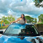 Ameya Mathew Instagram - ചിലപ്പോൾ നമുക്ക് ഏറ്റവും പ്രിയപ്പെട്ടവരുടെ കൂടെ ഒരു ലോങ്ങ് ഡ്രൈവ് ഏതൊരു വിഷമഘട്ടത്തെയും അതിജീവിക്കാൻ നമ്മളെ സഹായിച്ചേക്കാം… 🚗💨😋🤓😬 . #drivingismytherapy #happiness #travel Kochi, India
