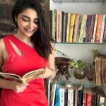 Ameya Mathew Instagram - എന്തൊക്കെ പറഞ്ഞാലും കുട്ടിക്കാലത്ത് ‘Tinkle’ / ‘ബാലരമ’ വായിച്ചപ്പോൾ കിട്ടിയ സംതൃപ്തി ഒന്നും വേറെ ഒരു ബുക്കിനും തരാൻ കഴിഞ്ഞിട്ടില്ല…! 😌🤓😬📚👻 . 📸 Amma 😘 #tinkle #choldhoodmemories #nostalgia #happiness #loveforbooks Kochi, India