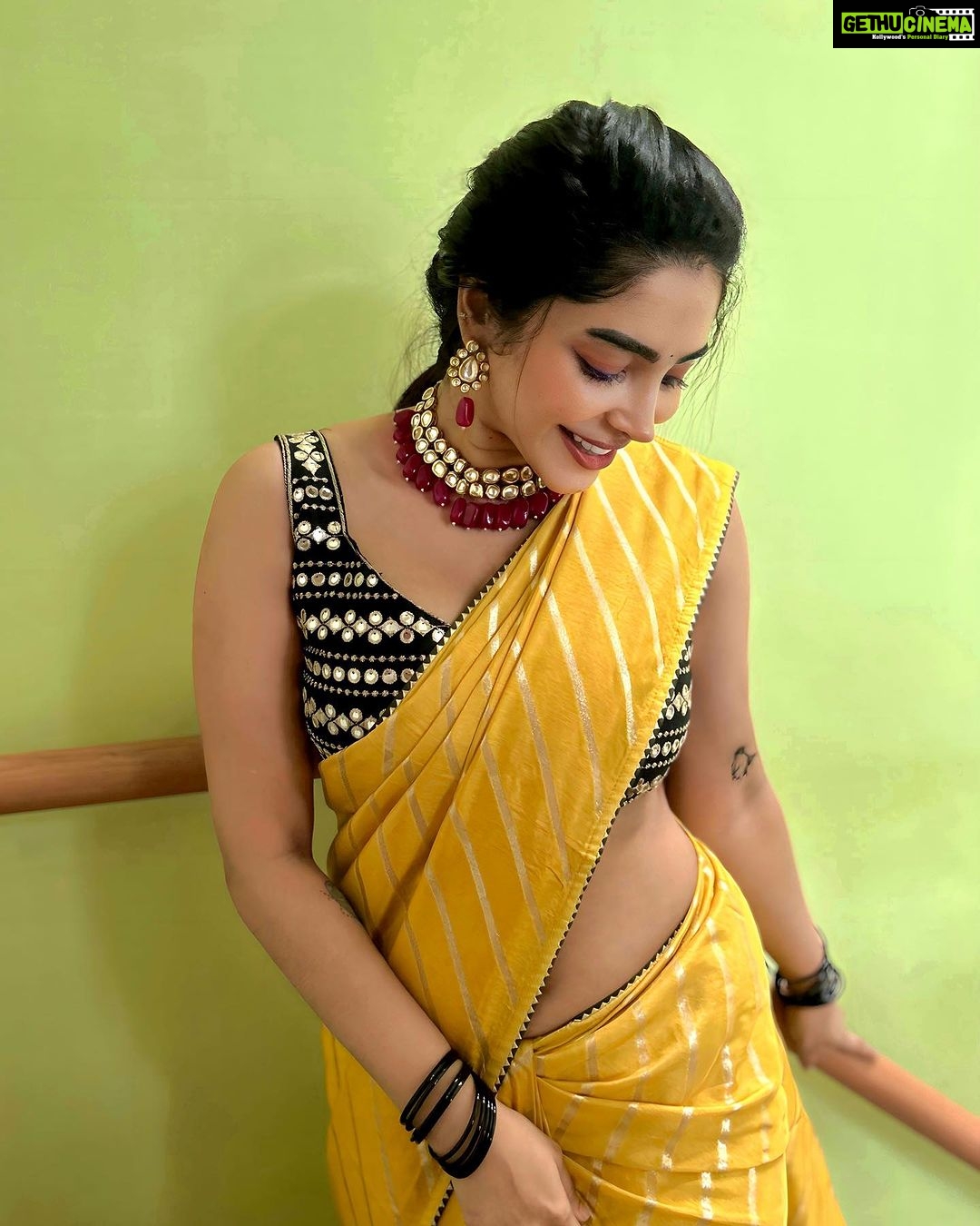 Ameya Mathew Instagram - നന്മയും,സന്തോഷവും നിറഞ്ഞ നവരാത്രി ആശംസകള് നേരുന്നു.✨🤩😌🪔 . 📸 @teresaroseboby 🙌 . #navarathri #happyday #celebrations Kochi, India