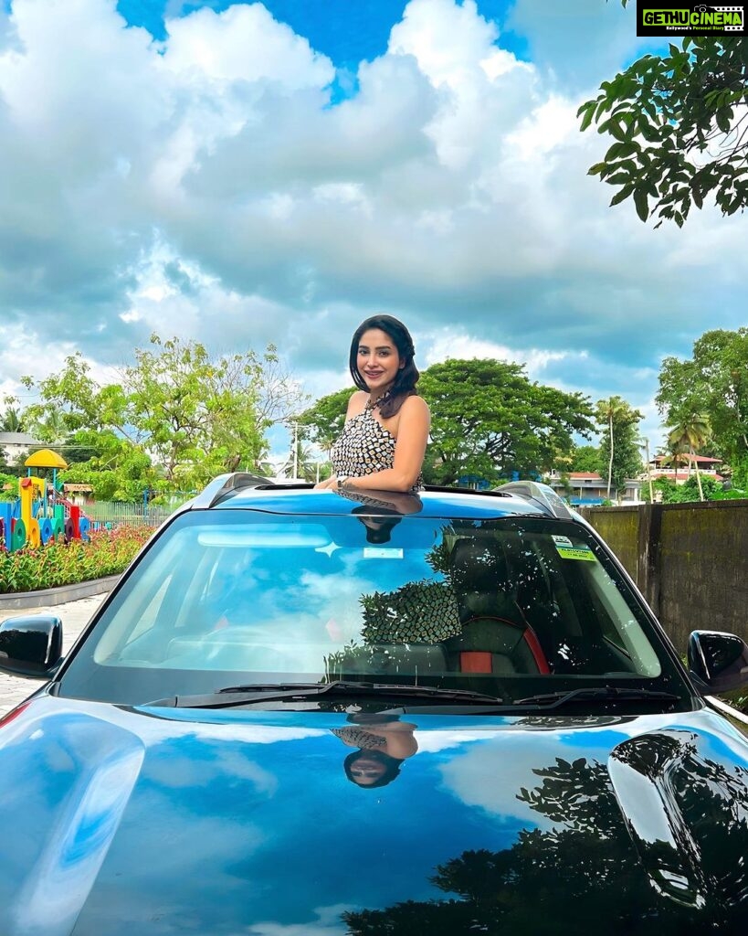 Ameya Mathew Instagram - ചിലപ്പോൾ നമുക്ക് ഏറ്റവും പ്രിയപ്പെട്ടവരുടെ കൂടെ ഒരു ലോങ്ങ് ഡ്രൈവ് ഏതൊരു വിഷമഘട്ടത്തെയും അതിജീവിക്കാൻ നമ്മളെ സഹായിച്ചേക്കാം… 🚗💨😋🤓😬 . #drivingismytherapy #happiness #travel Kochi, India