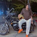 Ameya Mathew Instagram - ബൈക്ക് ഓടിക്കാൻ വലിയ ‘വശം’ ഇല്ലെങ്കിലും അതിൽ ഇങ്ങനെ ഇരിക്കാൻ നല്ല ‘രസം’ ഉണ്ട് ! 🏍️😋🤓🤭💃 📸 @nithin_katticaran 🙌 🏍️ @t_plus_atelier 🙌 . Yamaha RD350 fans, ഇവിടെ കമോൺ !😌🤩 . #yamaha #yamahard350 #legendary #bike #bikes #bikestagram #bikeride #bikeswithoutlimits Kochi, India