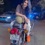 Ameya Mathew Instagram - ബൈക്ക് ഓടിക്കാൻ വലിയ ‘വശം’ ഇല്ലെങ്കിലും അതിൽ ഇങ്ങനെ ഇരിക്കാൻ നല്ല ‘രസം’ ഉണ്ട് ! 🏍️😋🤓🤭💃 📸 @nithin_katticaran 🙌 🏍️ @t_plus_atelier 🙌 . Yamaha RD350 fans, ഇവിടെ കമോൺ !😌🤩 . #yamaha #yamahard350 #legendary #bike #bikes #bikestagram #bikeride #bikeswithoutlimits Kochi, India