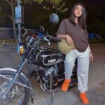 Ameya Mathew Instagram - ബൈക്ക് ഓടിക്കാൻ വലിയ ‘വശം’ ഇല്ലെങ്കിലും അതിൽ ഇങ്ങനെ ഇരിക്കാൻ നല്ല ‘രസം’ ഉണ്ട് ! 🏍️😋🤓🤭💃 📸 @nithin_katticaran 🙌 🏍️ @t_plus_atelier 🙌 . Yamaha RD350 fans, ഇവിടെ കമോൺ !😌🤩 . #yamaha #yamahard350 #legendary #bike #bikes #bikestagram #bikeride #bikeswithoutlimits Kochi, India