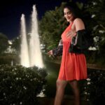Ameya Mathew Instagram - നിങ്ങളെ ഇരുട്ടിൽ ആക്കിയിട്ട് വെളിച്ചത്തു നിന്ന് ചിരിക്കുന്ന ലെ ഞാൻ…!😌🌚🤓😁😬 . Guess the Place!😁 . #candid #nightphotography Kochi, India
