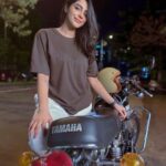 Ameya Mathew Instagram - ബൈക്ക് ഓടിക്കാൻ വലിയ ‘വശം’ ഇല്ലെങ്കിലും അതിൽ ഇങ്ങനെ ഇരിക്കാൻ നല്ല ‘രസം’ ഉണ്ട് ! 🏍️😋🤓🤭💃 📸 @nithin_katticaran 🙌 🏍️ @t_plus_atelier 🙌 . Yamaha RD350 fans, ഇവിടെ കമോൺ !😌🤩 . #yamaha #yamahard350 #legendary #bike #bikes #bikestagram #bikeride #bikeswithoutlimits Kochi, India