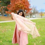 Ameya Mathew Instagram - My Mind Voice : നല്ലൊരു Photo Spot കിട്ടുന്നവരെ ഈ ഓട്ടം തുടരും !!🏃‍♀️💃😌🙊😬🤓😝 🎥 My forever Love @kirankatticaran 😘💞🧿 . #reelitfeelit #reeloftheday #canada #exploring #fall Toronto, Ontario