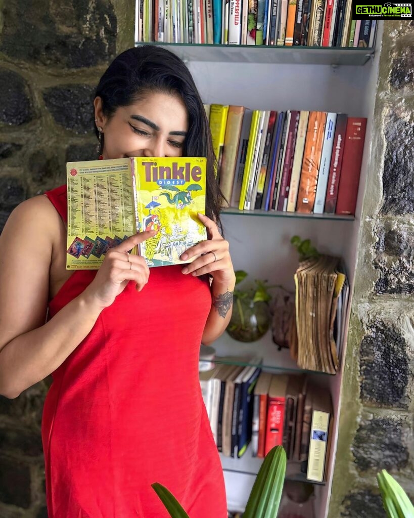 Ameya Mathew Instagram - എന്തൊക്കെ പറഞ്ഞാലും കുട്ടിക്കാലത്ത് ‘Tinkle’ / ‘ബാലരമ’ വായിച്ചപ്പോൾ കിട്ടിയ സംതൃപ്തി ഒന്നും വേറെ ഒരു ബുക്കിനും തരാൻ കഴിഞ്ഞിട്ടില്ല…! 😌🤓😬📚👻 . 📸 Amma 😘 #tinkle #choldhoodmemories #nostalgia #happiness #loveforbooks Kochi, India