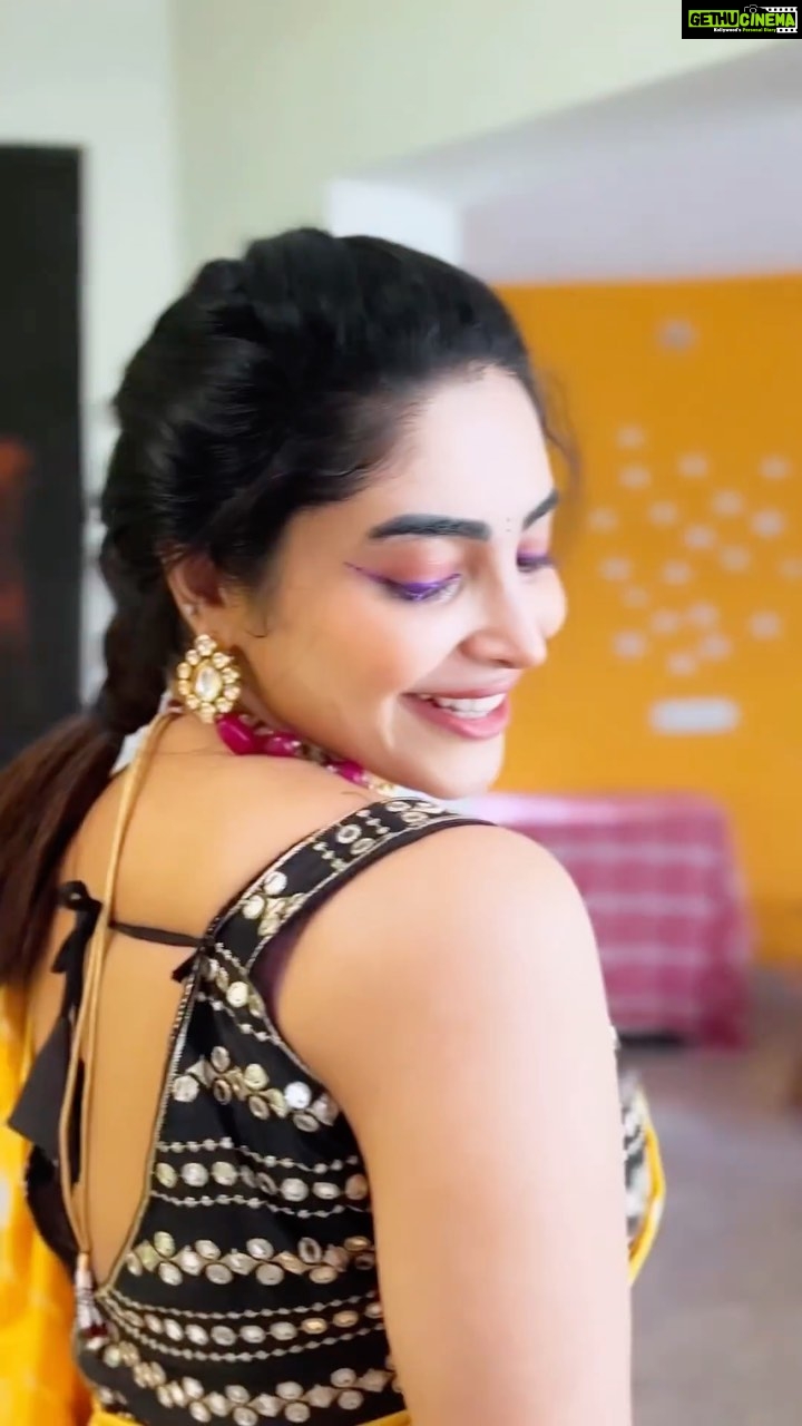 Ameya Mathew Instagram - शुभ नवरात्रि! ✨💫😌💛 . 🎥 @teresaroseboby 🥰 #happynavaratri #reelitfeelit #transition #💛 Kochi, India