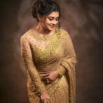 Ammu Abhirami Instagram - இனிய தீபாவளி நல்வாழ்த்துக்கள்✨ Outfit: @nirali_design_house Makeup: @makeup_by_kez Hair: @banuhairstylist Photography: @haran_official_ Jewellery: @challani_jewellery Location: @gbstudio_films