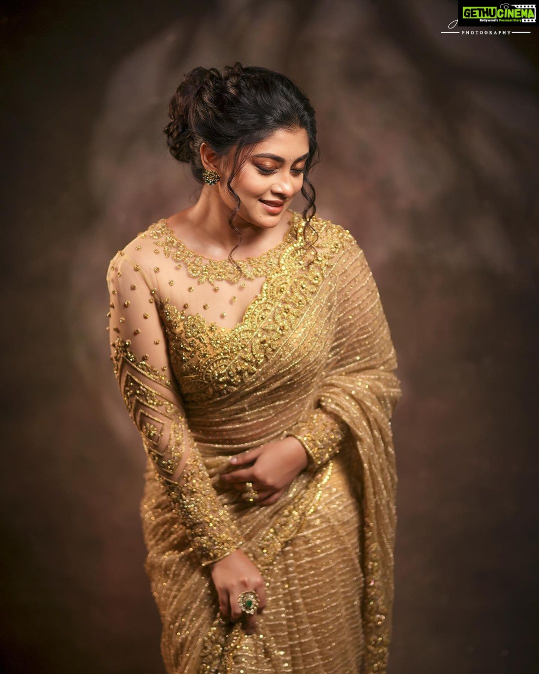 Ammu Abhirami Instagram - இனிய தீபாவளி நல்வாழ்த்துக்கள்✨ Outfit: @nirali_design_house Makeup: @makeup_by_kez Hair: @banuhairstylist Photography: @haran_official_ Jewellery: @challani_jewellery Location: @gbstudio_films