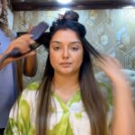 Amrapali Dubey Instagram - Main toh bohot shanti se hair and make up karati hun baba 🙃🙈