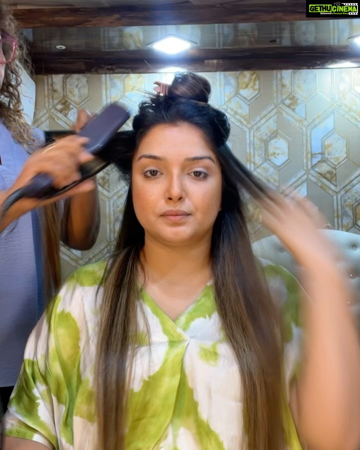 Amrapali Dubey Instagram - Main toh bohot shanti se hair and make up karati hun baba 🙃🙈